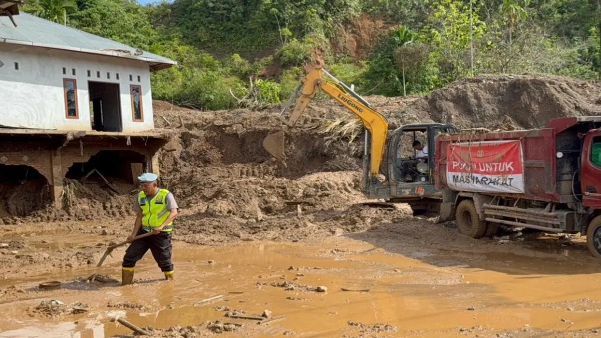 Polri Kerahkan 86 Alat Berat Percepat Pemulihan Bencana di Sumatra, Akses Jalan hingga Permukiman Dibersihkan
