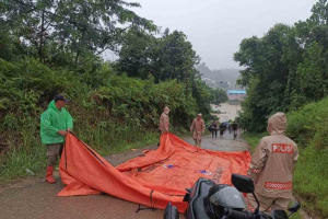 Sungai Sekayam Meluap, Entikong Dikepung Banjir Hingga 2 Meter: Warga Dievakuasi Pakai Perahu Darurat