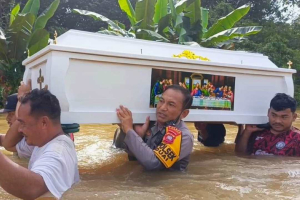 Misi Kemanusiaan di Tengah Banjir: Tim Gabungan Terjang Genangan 1,5 Meter Evakuasi Jenazah ke Entikong