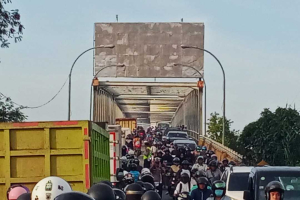 Truk Mogok Picu Kelumpuhan Jembatan Kapuas 2, Pemotor Ambil Jalur Lawan Arah Perparah Macet Total