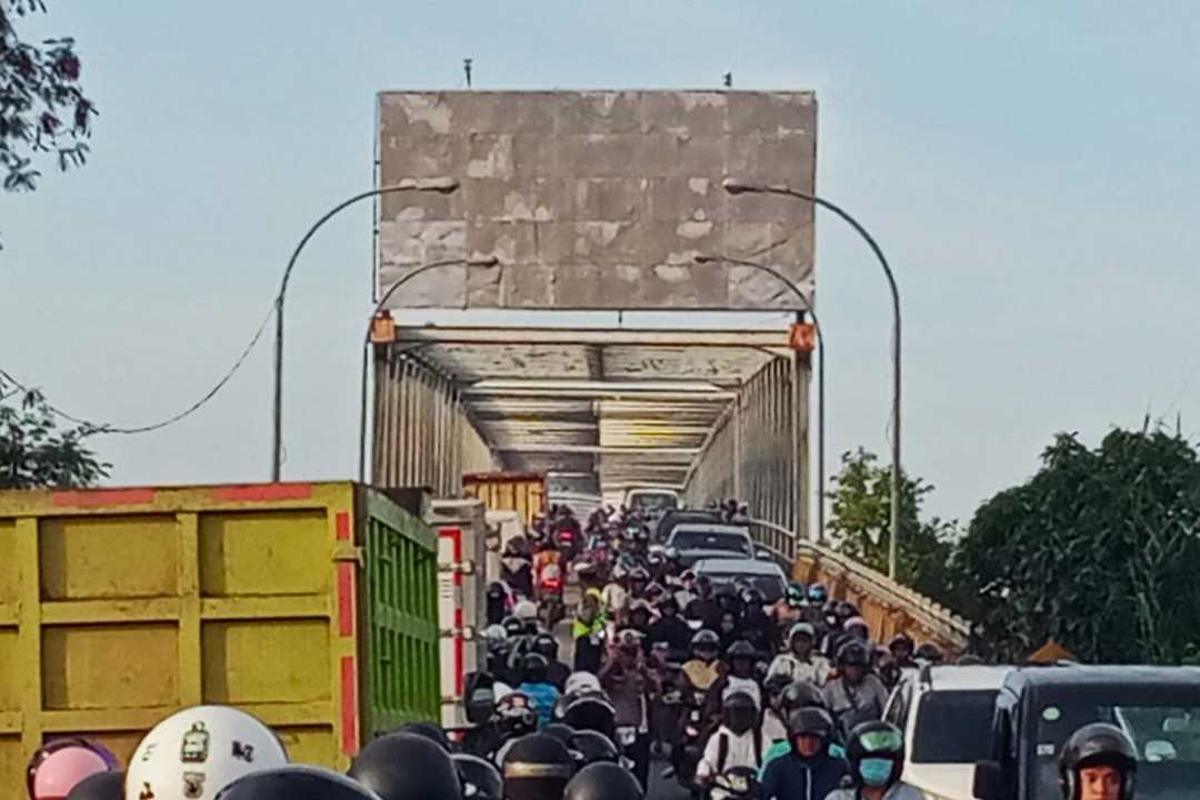 Truk Mogok Picu Kelumpuhan Jembatan Kapuas 2, Pemotor Ambil Jalur Lawan Arah Perparah Macet Total