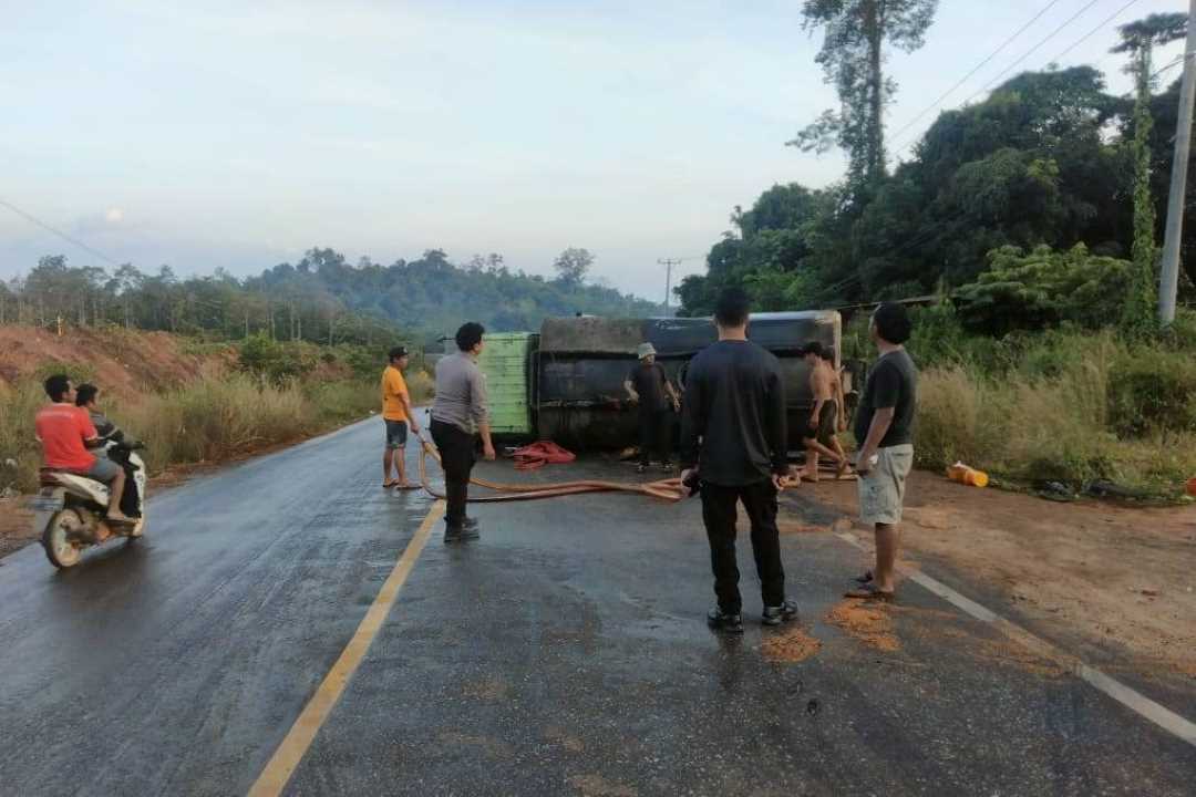 Truk Tangki CPO Terguling di Tanjakan Embaloh Tayan Hilir, Muatan Minyak Kelapa Sawit Tumpah ke Jalan