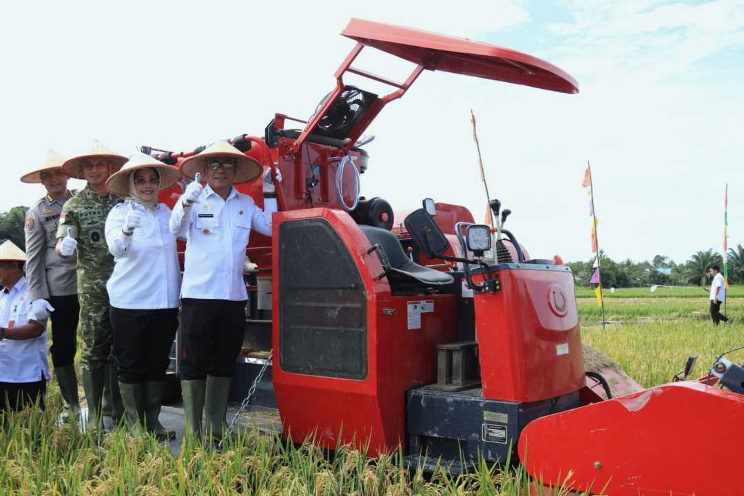 Kejar Swasembada Pangan, Pemprov Kalbar Salurkan Bantuan Benih Padi 1.700 Hektare