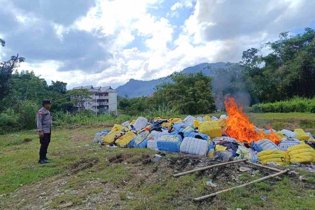 Sikat Pakaian Bekas Ilegal! Bea Cukai Musnahkan 500 Bale Ballpress Senilai Miliaran Rupiah di Entikong