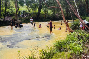 Tetap Jadi Primadona! Walau Keruh, Air Terjun Pancur Aji Sanggau Tetap Ramai Dikunjungi Saat Libur Nataru