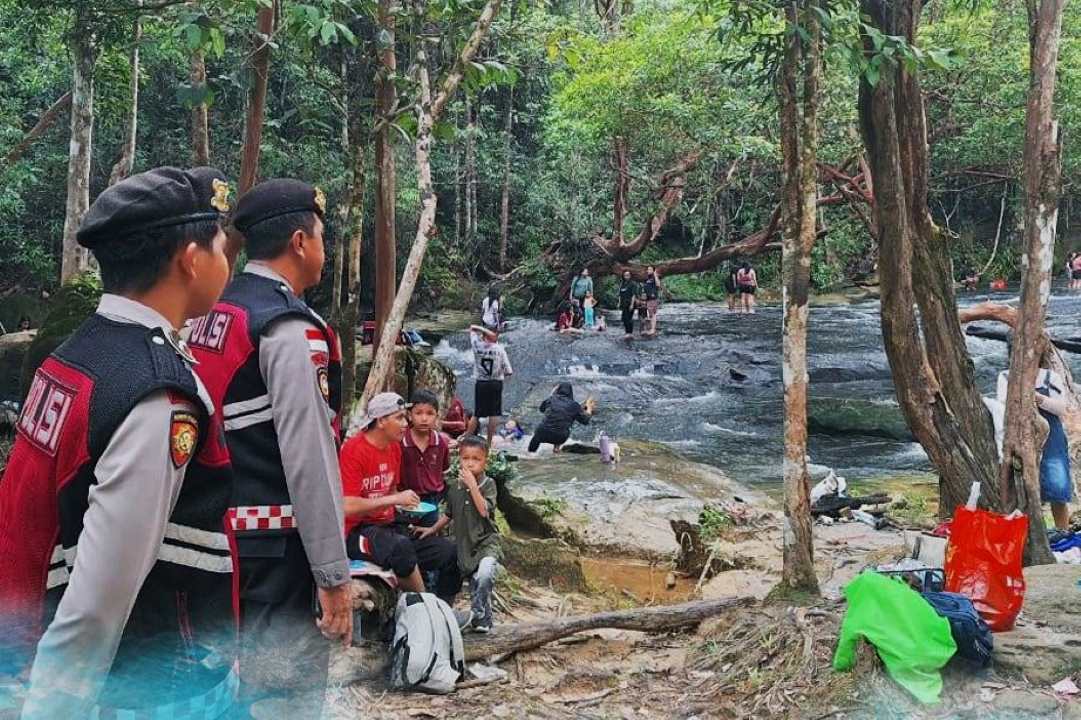 Libur Tahun Baru, 450 Wisatawan Padati Pancur Aji Sanggau dalam Penjagaan Ketat Polisi
