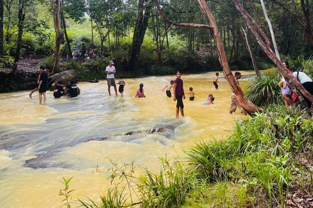 Tetap Jadi Primadona! Walau Keruh, Air Terjun Pancur Aji Sanggau Tetap Ramai Dikunjungi Saat Libur Nataru