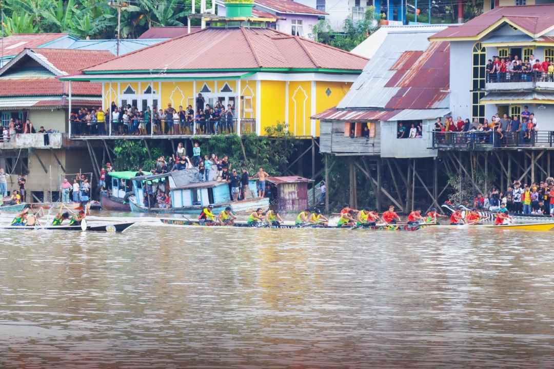 Lestarikan Budaya Lokal, 37 Tim Adu Cepat di Lomba Sampan Bidar Desa Mungguk Sekadau Hilir