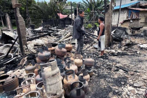 Api Cepat Membesar Dipicu BBM dan Gas, Warga Bahta Berjibaku Padamkan Kebakaran Pakai Mesin Robin