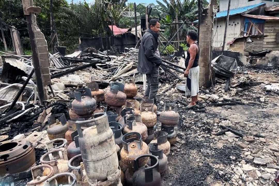 Api Cepat Membesar Dipicu BBM dan Gas, Warga Bahta Berjibaku Padamkan Kebakaran Pakai Mesin Robin