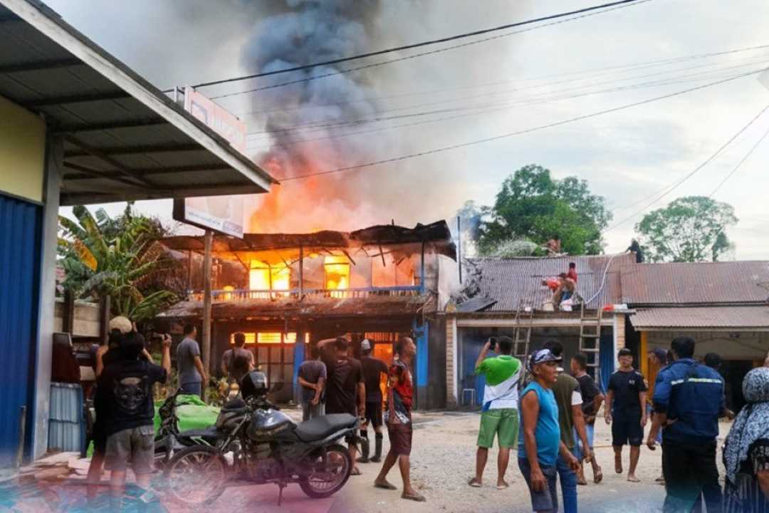 Dengar Letupan Saat Main HP, Jeddy Terkejut Lihat Atap Rumahnya di Desa Kedukul Mukok Mulai Membara