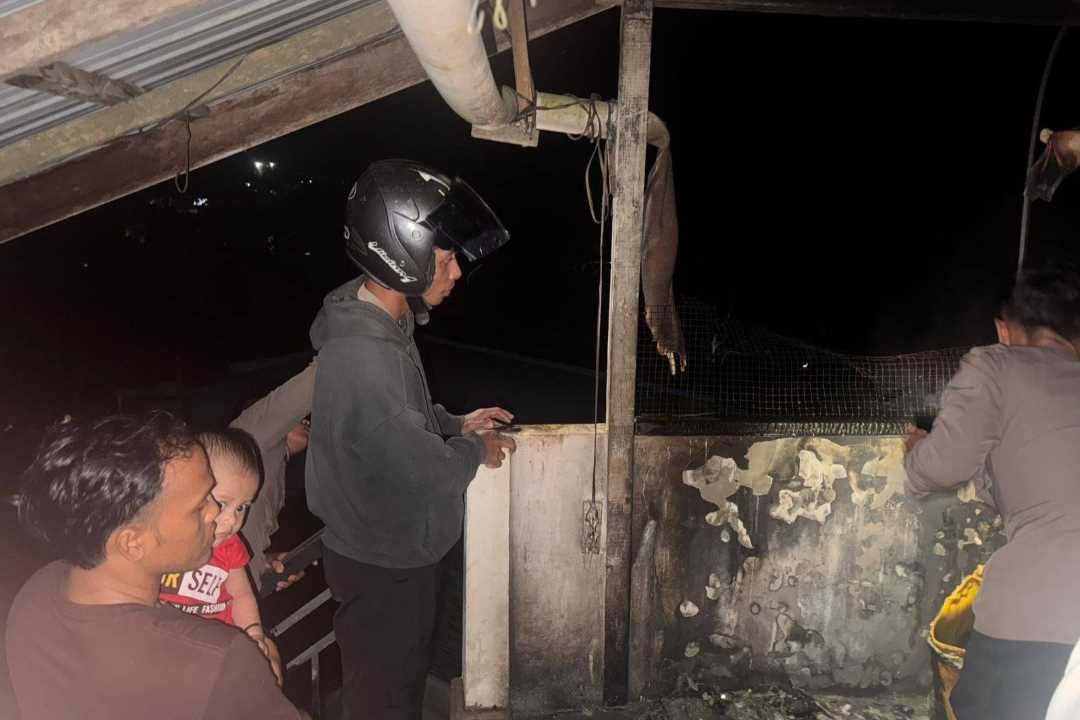 Dengar Teriakan Warga Saat Tidur Pulas, Dedi Terkejut Lantai Tiga Rumahnya di Entikong Hangus Terbakar
