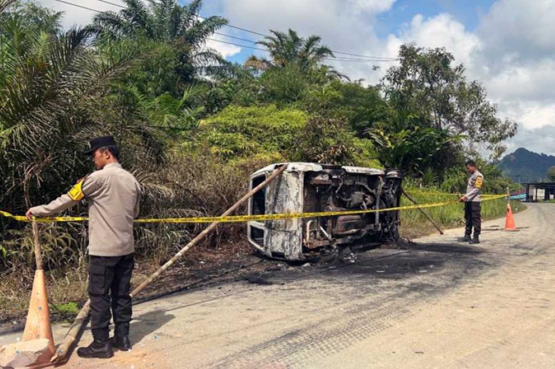 Bering Roda Pecah Picu Percikan Api, Mobil Mitsubishi Kuda Ludes Terbakar di Jalan Santo Entikong