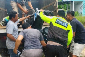 Gagal Nyalip Depan SPX Semuntai, Ibu Rumah Tangga Tewas dan Suami Patah Kaki Usai Hantam Truk