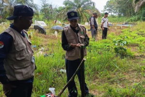 Pedoman Penataan Makam Sesuai Syariat, Tim BHR Kemenag Sanggau Ukur Arah Kiblat di Pemakaman Serarong