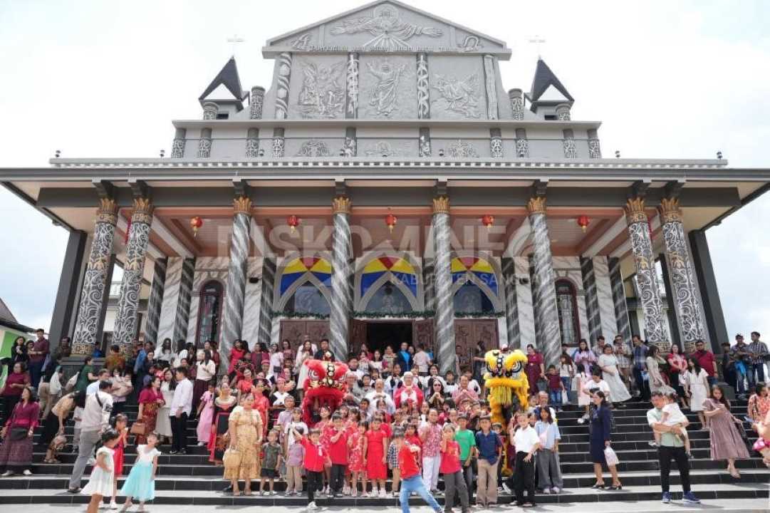 Hadiri Misa Imlek di Gereja Bunut, Bupati Yohanes Ontot Kukuhkan Pengurus WKRI DPC Santa Maria Bunda Pengharapan