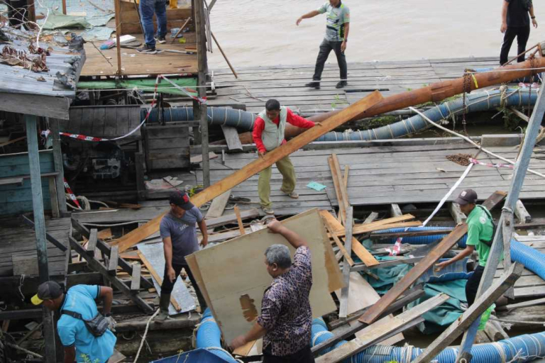 Kejari Sanggau Musnahkan Lanting Jak PETI yang Telah Inkracht