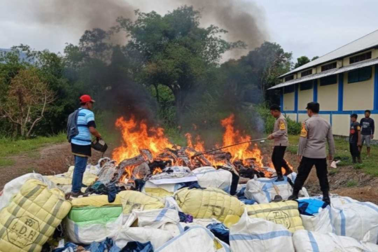 Bakar! 500 Bale Pakaian Bekas Impor Ilegal Hasil Penindakan Dimusnahkan