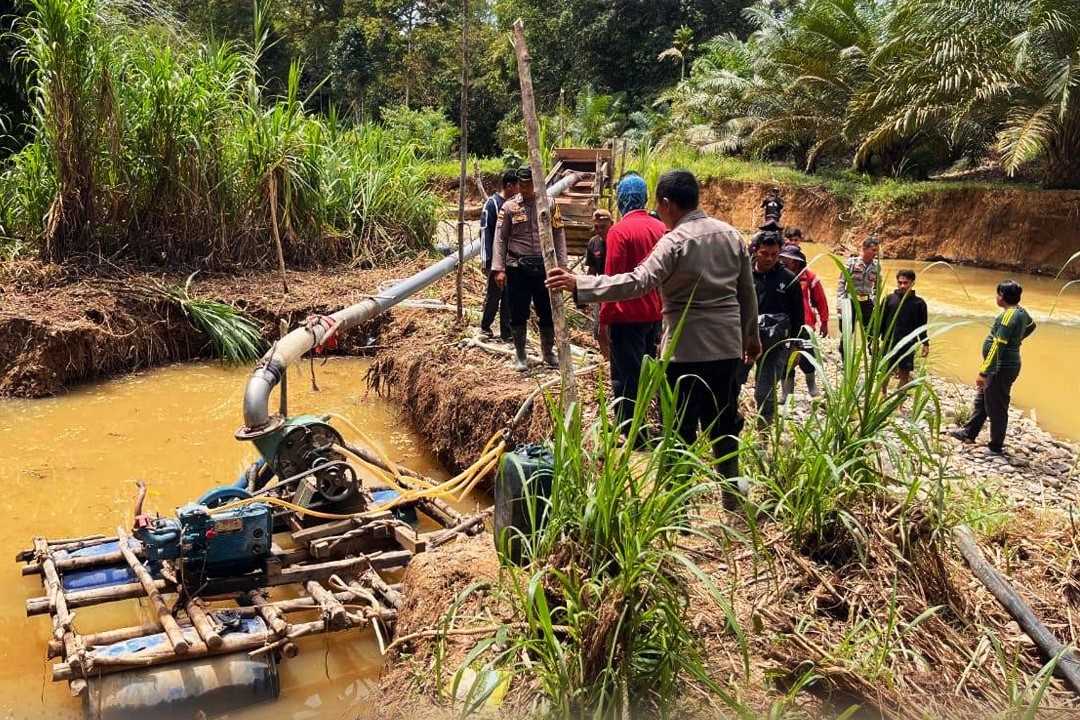 Sungai Kayan Keruh Akibat PETi, Polisi Rusaki dan Tenggelamkan 6 Set Mesin Domfeng di Lokasi