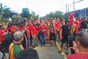 Putusan Adat JKS Tuntas, 100 Personel Polres Sanggau Kawal Ritual DAD Tayan Hulu di Desa Sosok