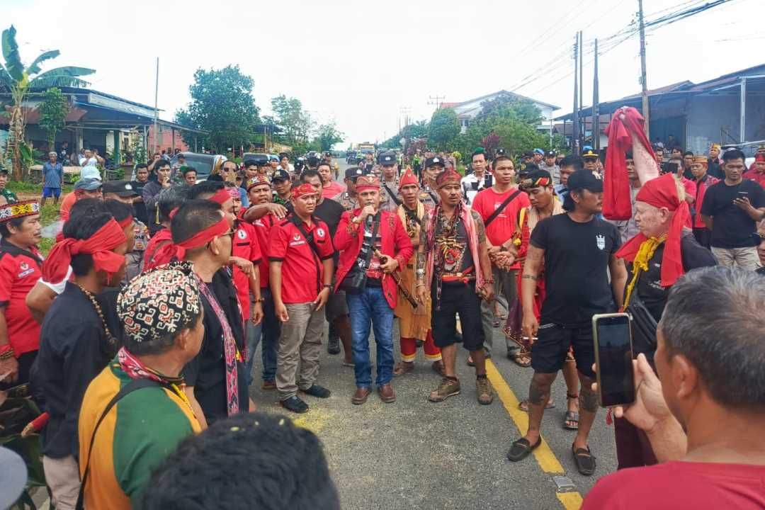 Putusan Adat JKS Tuntas, 100 Personel Polres Sanggau Kawal Ritual DAD Tayan Hulu di Desa Sosok